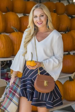 Cadılar Bayramı Balkabağı için alışveriş kadın