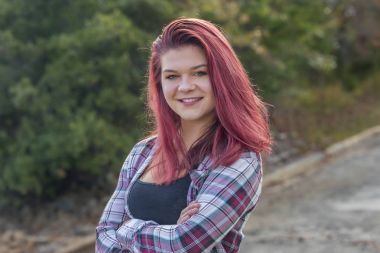 Açık havada poz lise öğrencisi