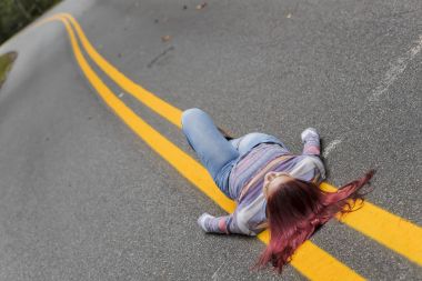 Açık havada poz lise öğrencisi