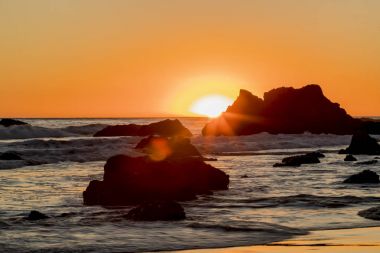 Okyanusun üzerinde renkli gün batımı
