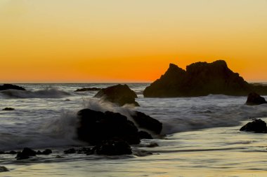 Okyanusun üzerinde renkli gün batımı