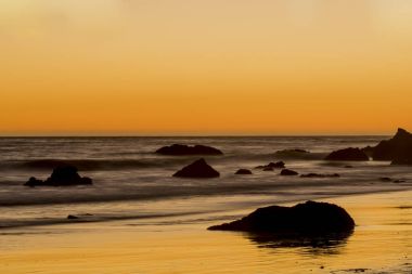 Okyanusun üzerinde renkli gün batımı