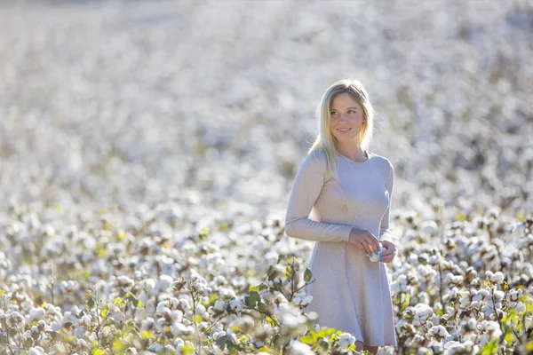 Blond Model pózuje venku v poli bavlny — Stock fotografie