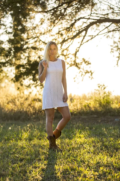 Blonde Model Posing Outdoors In A Cotton Field — Stock Photo, Image