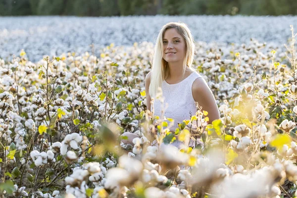 Modèle blonde posant en plein air dans un champ de coton — Photo