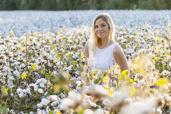 Modèle blonde posant en plein air dans un champ de coton — Photo