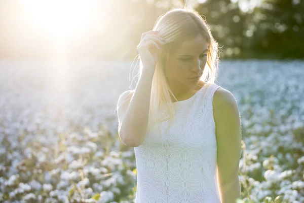 Modèle blonde posant en plein air dans un champ de coton — Photo