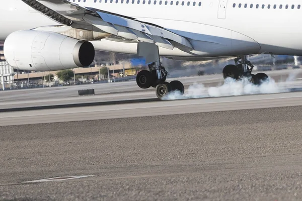 Kommersiellt flygplan landning — Stockfoto