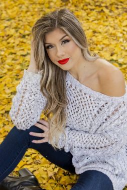 Güzel sarışın Model sarı yapraklar bir alana poz