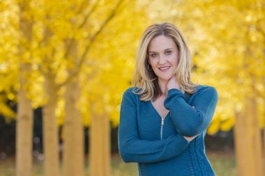 Güzel sarışın Model sarı yapraklar bir alana poz