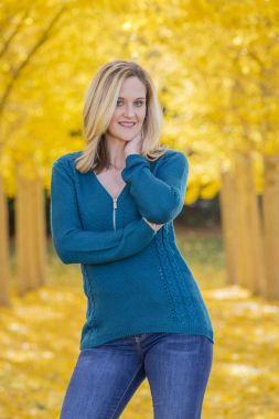 Güzel sarışın Model sarı yapraklar bir alana poz