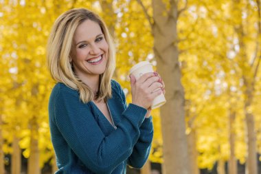 Güzel sarışın Model sarı yapraklar bir alana poz