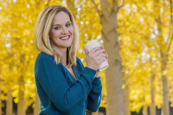 Beautiful Blonde Model Posing In A Field Of Yellow Leaves — Stock Photo, Image