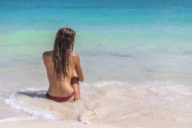 Okyanusta çıplak İspanyol ve Latin esmer Model