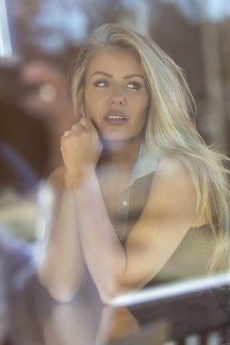 Güneşli bir günde poz muhteşem sarışın Model