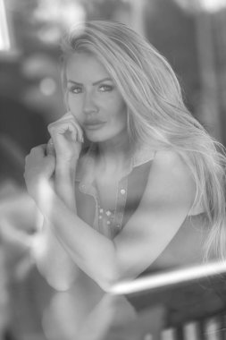 Güneşli bir günde poz muhteşem sarışın Model