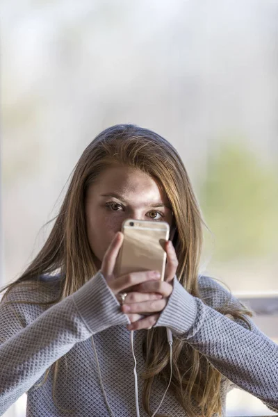 Joven rubia adolescente disfruta escuchando música —  Fotos de Stock