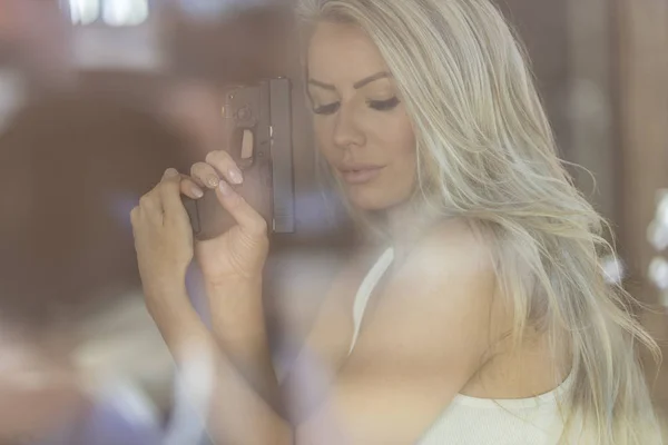 Gorgeous Blonde Model ochrony siebie z pistoletu — Zdjęcie stockowe
