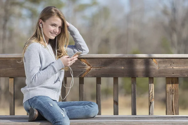 Joven rubia adolescente disfruta escuchando música —  Fotos de Stock