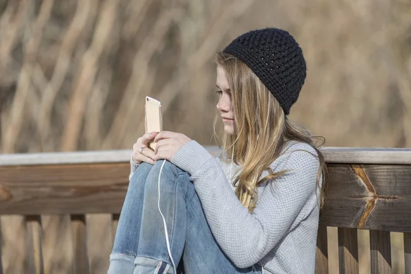 Joven rubia adolescente disfruta escuchando música —  Fotos de Stock