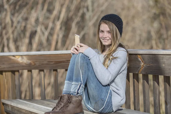 Giovane bionda adolescente gode ascoltando musica — Foto Stock