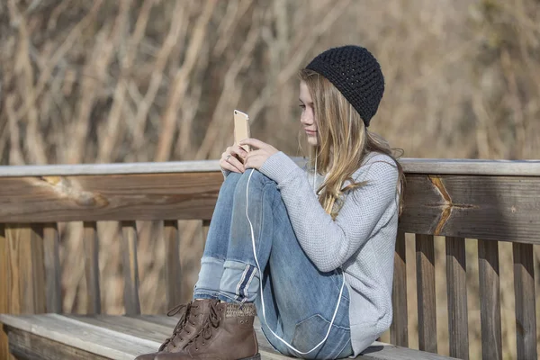 Jeune blonde adolescente aime écouter de la musique — Photo