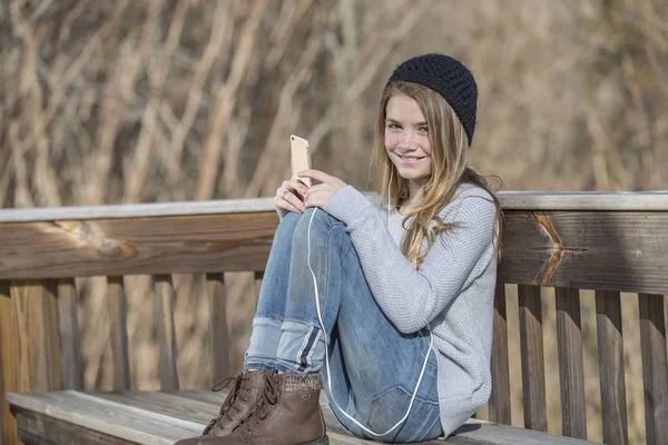 Jovem Loira Adolescente Gosta de Ouvir Música — Fotografia de Stock