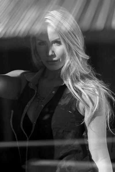 Wunderschöne blonde Modell posiert an einem sonnigen Tag — Stockfoto