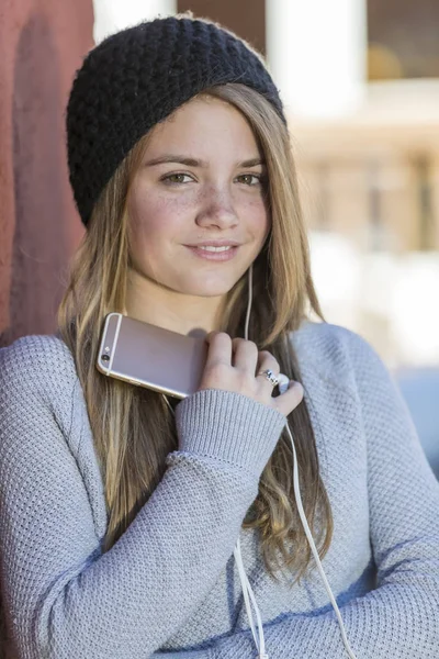 Ung blond tonåring åtnjuter lyssnar på musik — Stockfoto