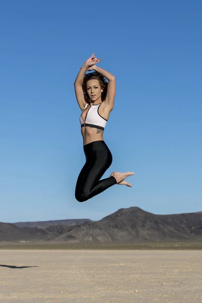 Linda loira modelo posando ao ar livre no deserto — Fotografia de Stock