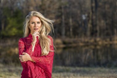 Muhteşem sarışın Model açık havada poz