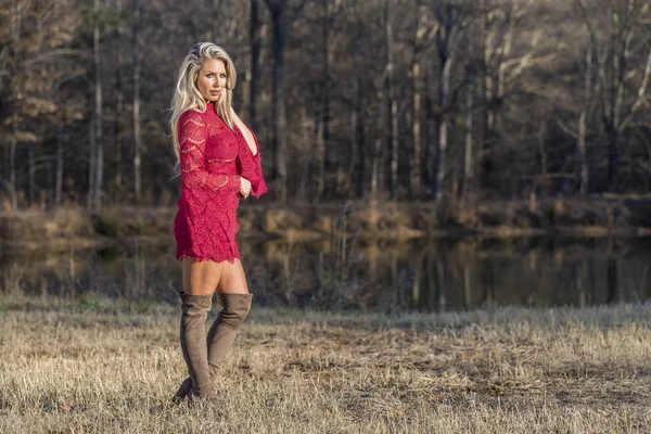 Superbe modèle blonde posant en plein air — Photo