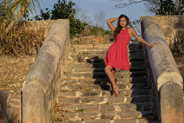 Hispán barna modell élvezi egy napsütéses napon — Stock Fotó