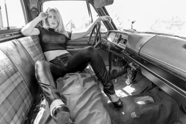 Muhteşem sarışın Model wrecked arabalarla poz