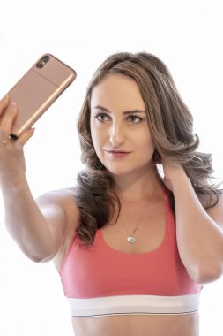 Evde mobil cihaz alarak güzel esmer modeli