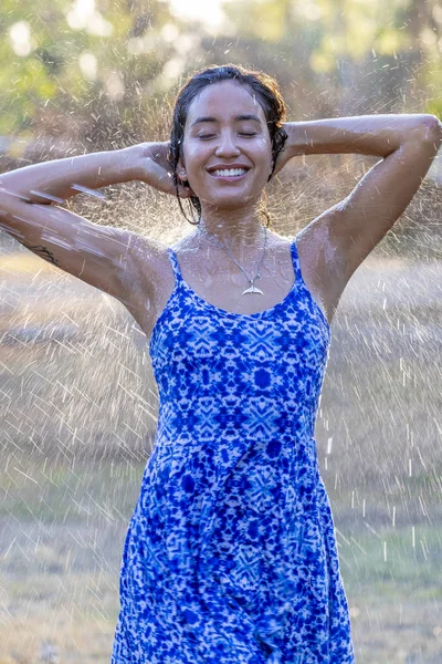 Sexy morena hispânica modelo desfrutando de um dia ensolarado — Fotografia de Stock