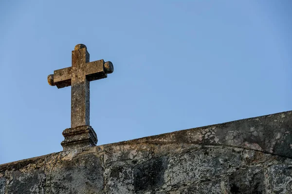 Krásný starý kříž proti modré obloze — Stock fotografie
