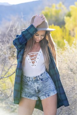 Muhteşem sarışın Model açık havada çölün ortasında poz