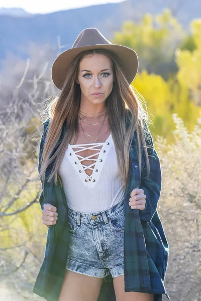 Hermosa modelo rubia posando al aire libre en el desierto —  Fotos de Stock