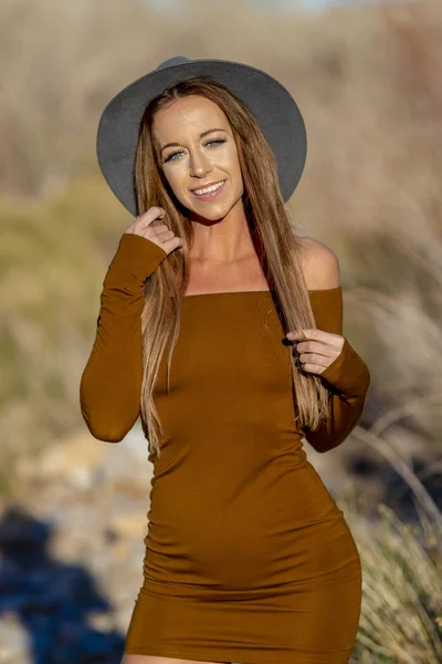 화려한 금발 모델 포즈는 사막에서 야외 — 스톡 사진