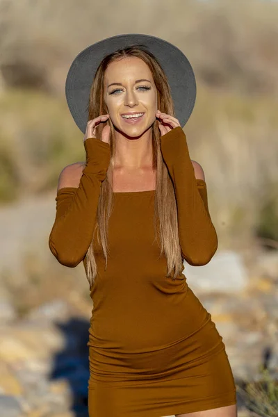 Hermosa modelo rubia posando al aire libre en el desierto —  Fotos de Stock