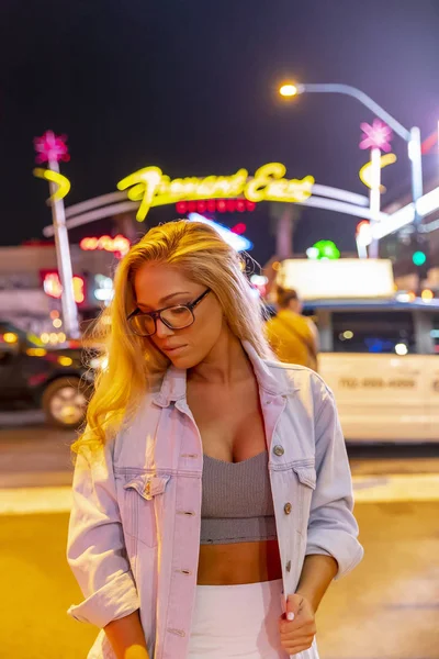 Красива жінка, насолоджуючись вночі на місто — стокове фото