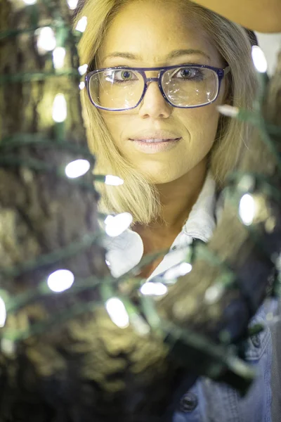 Hermosa mujer disfrutando de una noche en la ciudad — Foto de Stock