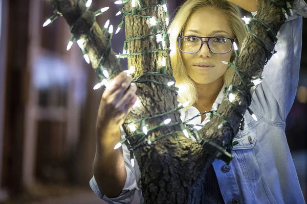 Hermosa mujer disfrutando de una noche en la ciudad — Foto de Stock