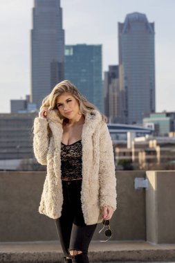 Muhteşem sarışın İspanyol Model açık havada poz