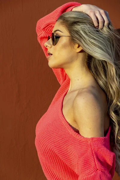 Linda loira hispânica modelo posando ao ar livre — Fotografia de Stock