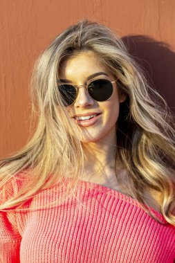 Muhteşem sarışın İspanyol Model açık havada poz