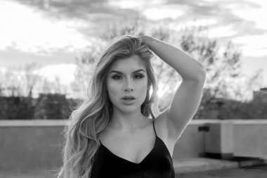 Muhteşem sarışın İspanyol Model açık havada poz