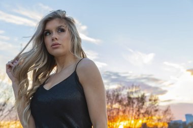 Muhteşem sarışın İspanyol Model açık havada poz