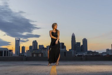 Muhteşem sarışın İspanyol Model açık havada poz